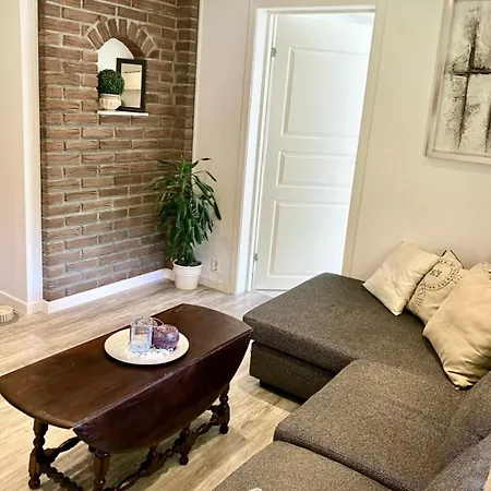 Apartmán Charming 4-room & Large Garden